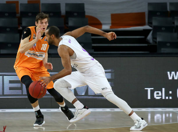 体育首届电 体育首届电